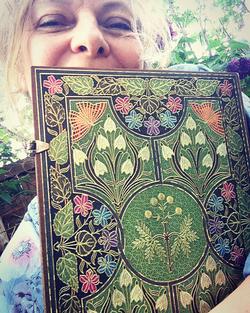 UDEN LINJER - The Sensitive Plant/Poetry in Bloom Grande A4 Luksus notesbog med  sarte blomster og sommerfugle og messinglåse 144 syrefri sider pakkes i gaveindpakning
