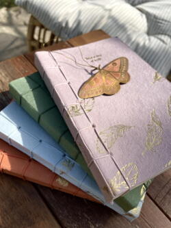 Pilgrimsbøger UDEN LINJER 4 stk lille lommeformat 10/15 cm + messing sommerfugl med wire Papiret er rustikt og skabt af genbrugsmaterialer