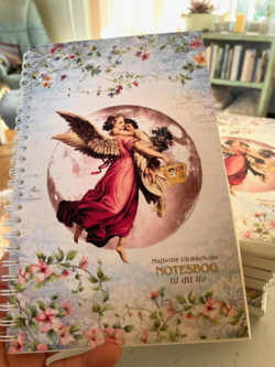 UDEN LINJER NOTESBOG med sangtekst På forside, bagside og inderside er hele sangen Når iskrystallen smelter trykt sammen med mine egne collager - i sød gaveindpakning  fra mit eget forlag