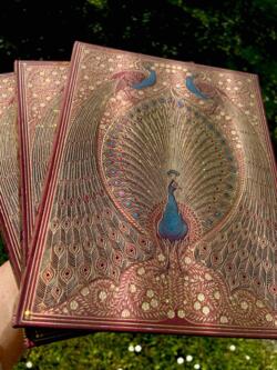UDEN LINJER Golden Peacock særligt eksklusiv notesbog i stort format  18/23 cm 144 syrefri sider Indbundet som gammel bog I smuk indpakning hardcover fra Canadisk firma