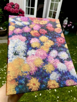 TILBUD spar 50,- normalpris 300,- MED LINJER - MONET - særligt eksklusiv notesbog i stort format 18/23 cm 144 syrefri cremefarvede sider Indbundet som gammel bog I smuk indpakning hardcover