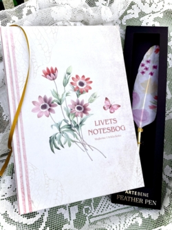 LIVETS NOTESBOG med fjerpen (kuglepen) min egen notesbog med skriveøvelser, citater og collager Den smukkeste gave til en skrivende sjæl