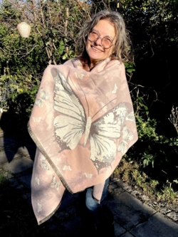 Kæmpe Sommerfugle-tørklæde 80% viskose 20% uld STØVET ROSA helt blødt kradser ikke og varmt 180/70 cm