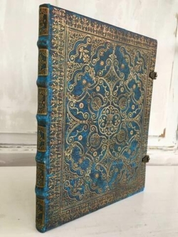 MED LINJER Azure The Holy Week Ultra 18/23 cm 144 syrefri sider Indbundet som gammel bog i smuk indpakning