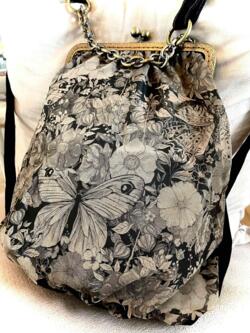 Håndsyet/håndtrykt blød stof-rygtaske økologiske materialer farve: Kul/Beige højde 32 cm bredde forneden 30 cm låsen måler 20 cm i bredden 