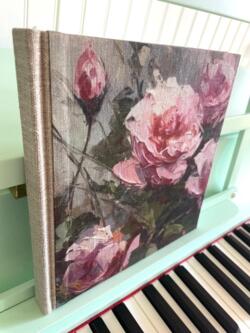 HÅNDLAVET NOTESBOG PINK ROSE 20/20 cm med stof-omslag og tekstiltryk UDEN LINJER