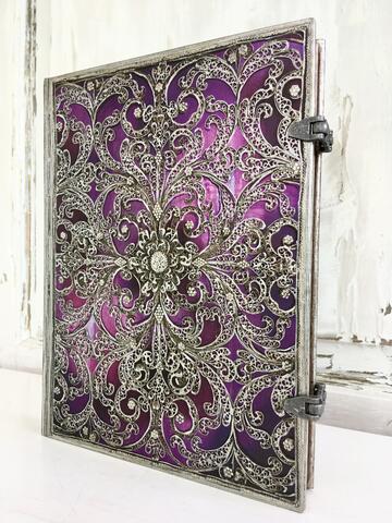 Purple Soul Notesbog MED LINJER Luksus ekstra tykt og stort format med tykkere sider og messingspænder 240 sider  18/23 cm i gaveindpakning
