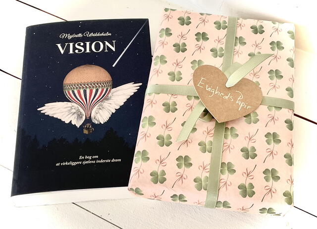 VISION pakket i Evigheds-papir med firkløver - et stykke gavepapir som ikke kan slides op og som kan bruges igen og igen og igen