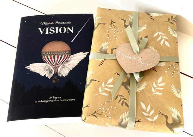 VISION pakket i Evigheds-papir med traner - et stykke gavepapir der kan bruges igen og igen og igen