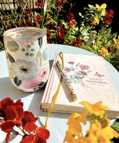 Termokrus "Akvarel - blomster" 420 ml bæredygtigt uden giftstoffer - holder varmt i tre timer - til skrivebordet eller til at have med i haven. Dette mønster går hele vejen rundt på koppen