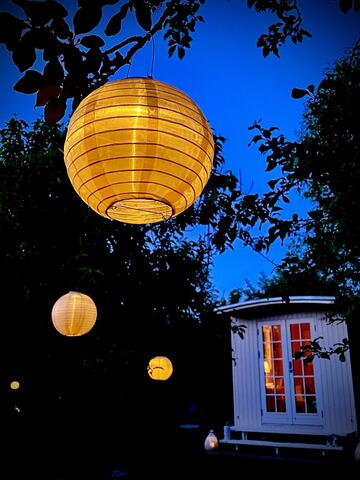 3 Elver-lys 1 stor + 2 små udendørs lamper med ophæng lader op ved solenergi Bemærk: Pakket i 1 samlet gavepakke