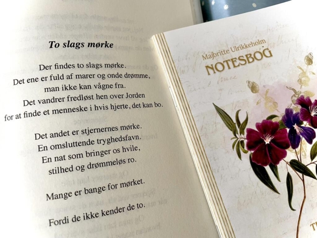 De udødelige svaner - Smuk eksklusiv gavebog med magiske fortællinger, digte & drømme 435 sider. Bogen er illustreret med mine egne collager, signeret og pakket i smuk gaveindpakning + fint lille noteshæfte til dine noter undervejs