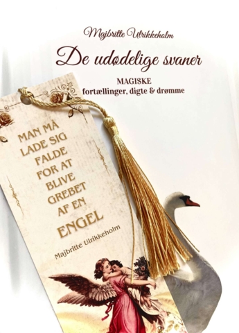 De udødelige svaner - Smuk eksklusiv gavebog med tekster fra 25 års forfatterliv 435 sider. Bogen er illustreret med mine egne collager, signeret og pakket i smuk gaveindpakning + bogmærke i gave
