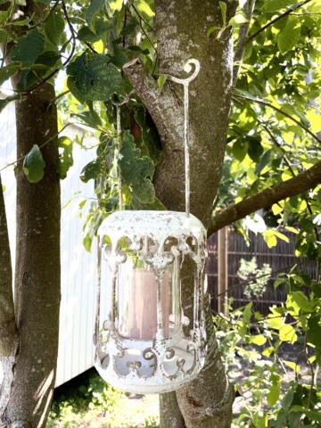 Smuk lanterne med den franske lilje og træk-ud-hank +  4 rosa bloklys der passer til