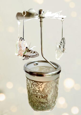 Lyskarrusel med 5 sommerfugle "sølv" (til lille fyrfadslys) samles nemt - højde 15,5 cm (For ekstra sikkerhed stil på tallerken eller lille lysbakke)