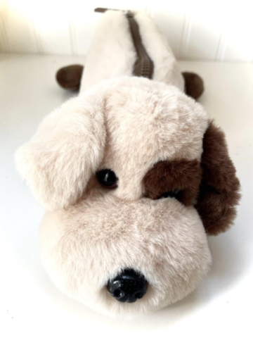 Penalhus Toby beige/brun hund 30 cm langt med kraftig lynlås fairtrade