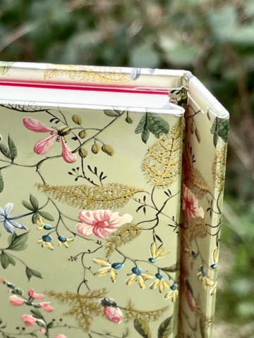 Golden Vintage Wildflower Notesbog MED LINJER 176 sider 21 x 14,8 cm med magnetlukning fra det engelske firma Flame Tree