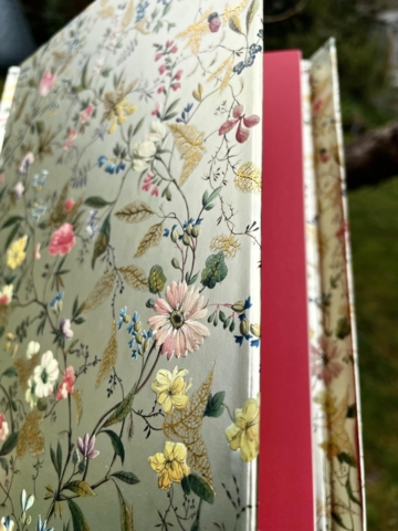 Golden Vintage Wildflower Notesbog MED LINJER 176 sider 21 x 14,8 cm med magnetlukning fra det engelske firma Flame Tree