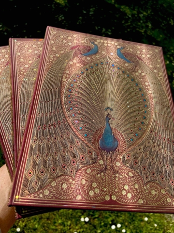 UDEN LINJER Golden Peacock særligt eksklusiv notesbog i stort format  18/23 cm 144 syrefri sider Indbundet som gammel bog I smuk indpakning hardcover