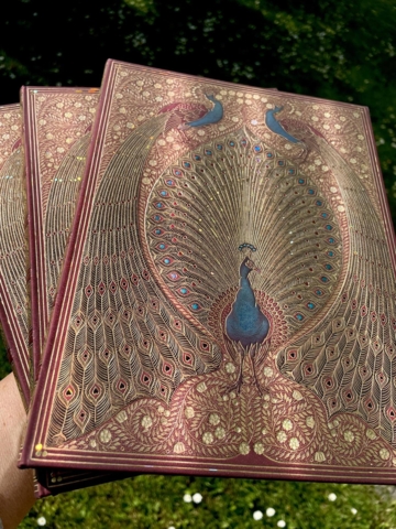 MED LINJER Golden Peacock særligt eksklusiv notesbog i stort format  18/23 cm 144 syrefri sider Indbundet som gammel bog I smuk indpakning hardcover  