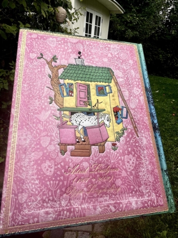 MED LINJER PIPPI særligt eksklusiv notesbog i stort format  18/23 cm 144 syrefri sider Indbundet som gammel bog I smuk indpakning hardcover