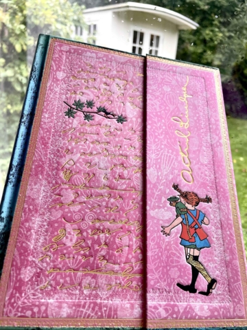 MED LINJER PIPPI særligt eksklusiv notesbog i stort format  18/23 cm 144 syrefri sider Indbundet som gammel bog I smuk indpakning hardcover