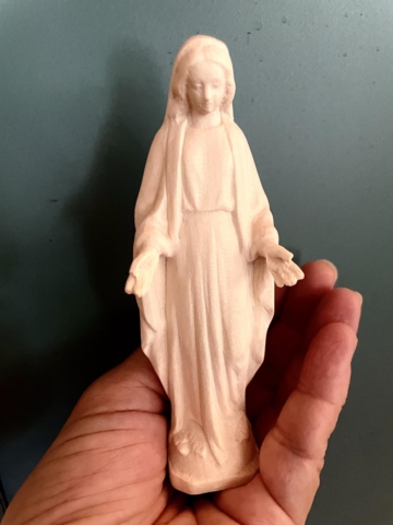 Marias velsignelse lille håndskåret træfigur fra Italiensk træskærer firma rent umalet træ 12 cm Kommer midt i december Bestiller du mere sendes pakken samlet