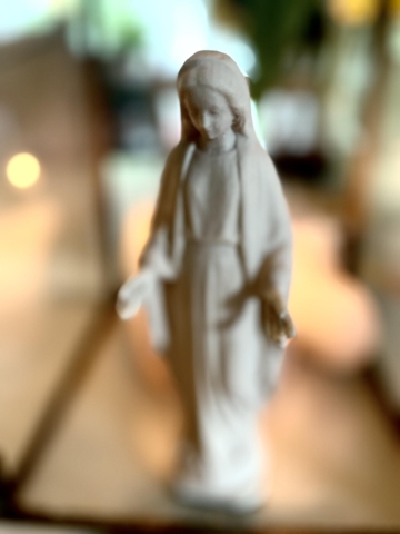 Marias velsignelse lille håndskåret træfigur fra Italiensk træskærer firma rent umalet træ 12 cm Kommer midt i december Bestiller du mere sendes pakken samlet