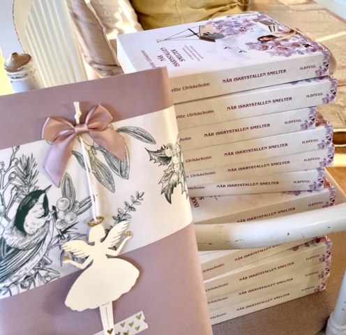 5 Papirklip-Engle med glimtende hjerter  i en fin gavepose med sløjfe (hver engel er i sin egen lille cellofan-pose)