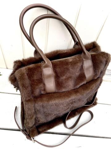 TILBUD 50 % rabat Bamse-Taske med praktisk halvlynlås og foring  H26 x L33 x D12 cm FRI FRAGT Fra designer i Paris ingen animalske produkter i denne taske normalpris 750,-