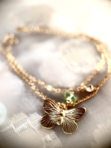 Sommerfugle-armbånd 18K forgyldt dobbeltkæde med smaragd i smykkeæske og organzapose