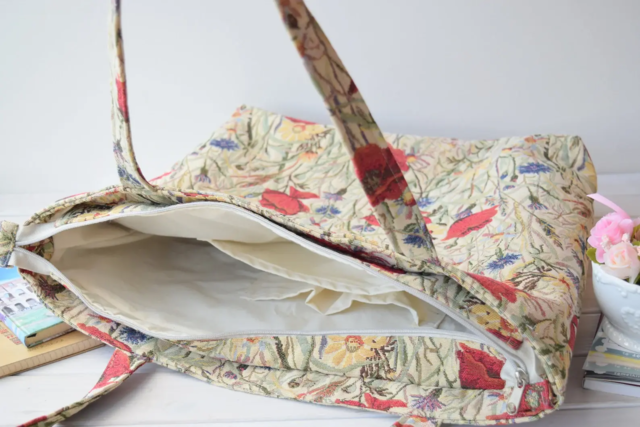 Valmuetasken Kæmpe håndsyet strandtaske/yogataske/indkøbstaske håndsyet af gobelin med valmuer med lynlås foret og med ekstra rum