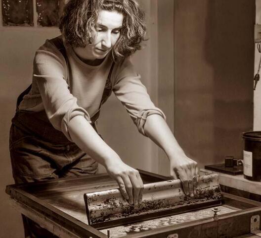 Håndsyet/håndtrykt blød stof-rygtaske økologiske materialer farve: Kul/Beige højde 32 cm bredde forneden 30 cm låsen måler 20 cm i bredden 