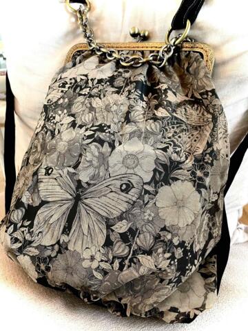 Håndsyet/håndtrykt blød stof-rygtaske økologiske materialer farve: Kul/Beige højde 32 cm bredde forneden 30 cm låsen måler 20 cm i bredden 