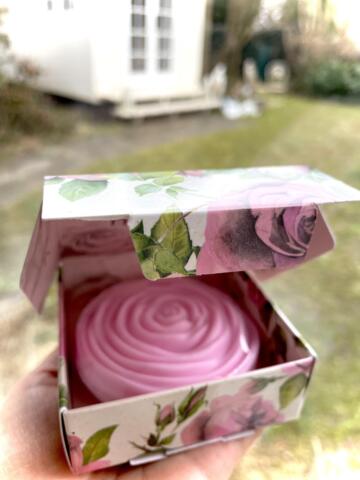 Rosenknop Vegetabilsk italiensk håndsæbe med naturlig rosenduft i smuk æske 100 g. Sæben skummer ekstra blødt hvis du giver dig tid