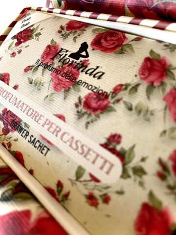 Eksklusiv gaveæske med sæbe og duftposer ROSE