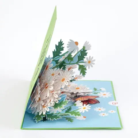 Håndlavet Pop up kort Sommerfugl i hvidt bloimsterhav 12/17,5 cm foldet + kuvert - fra tysk firma