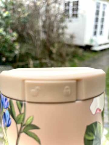 Slankt Termokrus med skydelåg "Vintage blomster" 350 ml til rejsen holder varmt op til 10 timer