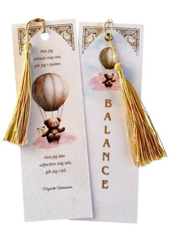 2 stk BALANCE bogmærker med lille bjørn og kvast  B5 H15 cm trykt på rustikt lærredspapir med struktur