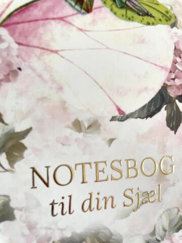 VÆR DIG = VÆRDIG NOTESBOG + 1 bogmærke med guldkvast - mit eget design spiralryg soft touch omslag med guldtryk 144 tykke cremefarvede sider UDEN LINJER B:14 cm H 22 cm 