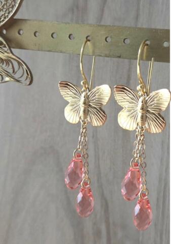 Sommerfugle-øreringe ROSA 18 K forgyldt og med østriske krystaller i smykkeæske og organzapose specialdesignet til min SOUL SHOP FRI FRAGT indtil 7. juni fratrækkes manuelt inden jeg sender