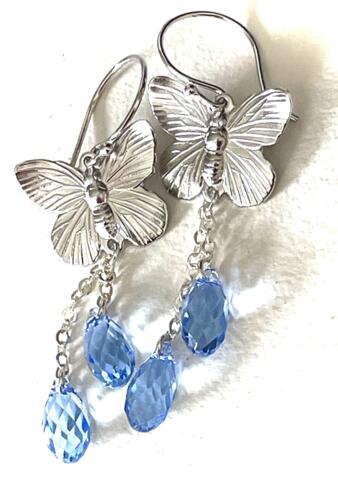 Sølv-Sommerfugle med LYSEBLÅ Light Sapphire Swarovski krystaller 