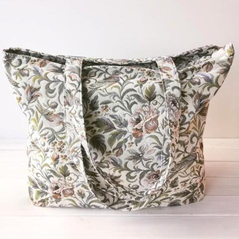 På vej NYHED Fugletasken Kæmpe håndsyet strandtaske/yogataske/indkøbstaske håndsyet af gobelin med fugle, blomster og blade med lynlås foret og med ekstra rum