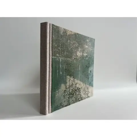HÅNDLAVET NOTESBOG 20/20 cm MAGISK LANDSKAB med stof-omslag og tekstiltryk UDEN LINJER