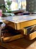 Golden Stars notesbog MED LINJER og let bøjeligt omslag A5 166 sider guldbemalede i kanten FSC mærke ansvarligt papirbrug i fin gavepose