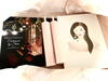 Inner Peace i smuk gaveæske med CD Embraced by Stars - piano for inner peace, 2 rosa bedelys og lille smuk notesbog til stille refleksioner