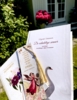 De udødelige svaner - Smuk eksklusiv gavebog med tekster fra 25 års forfatterliv 435 sider. Bogen er illustreret med mine egne collager, signeret og pakket i smuk gaveindpakning + fint lille noteshæfte til dine noter undervejs og bogmærke med kvast