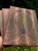 MED LINJER Golden Peacock særligt eksklusiv notesbog i stort format  18/23 cm 144 syrefri sider Indbundet som gammel bog I smuk indpakning hardcover  