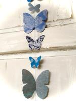 Meditationsguirlande Håndlavet 14 sommerfugle blå nuancer med sølv 1,5 meter lang kun 1 stk tilbage i denne farve