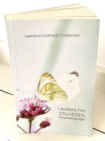I audiens hos stilheden - forvandlingsdigte af Lawrence Lindhardt Christensen signeret og i smuk indpakning med sommerfuglebilleder i farver - lægger du 3 stk i kurven modtager du en smuk termokop til en værdi af 200,-